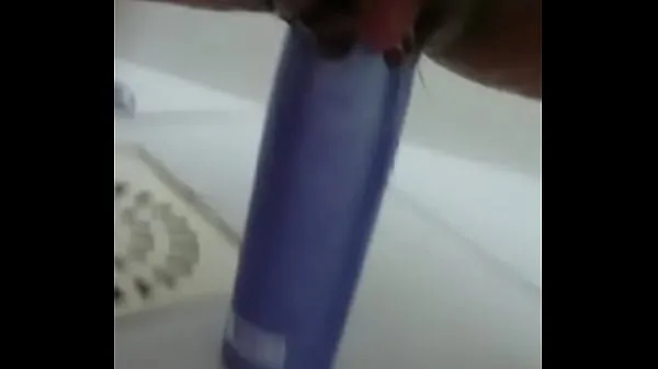 Visa Stuffing the shampoo into the pussy and the growing clitoris drivfilmer