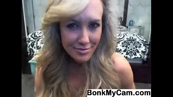 显示Sexy MILF with big boobs on webcam驱动器电影