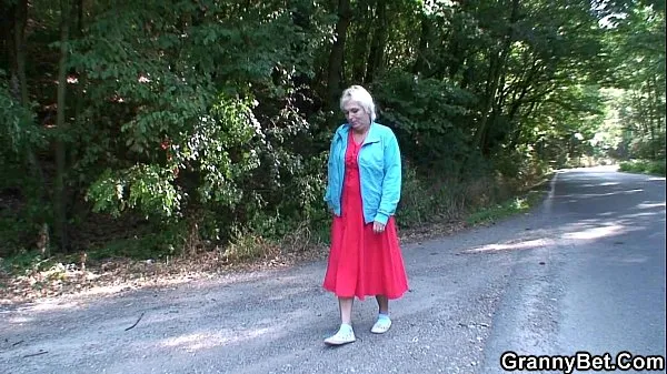 Prikaži filme He picks up and bangs 80 years old granny outsidedrive