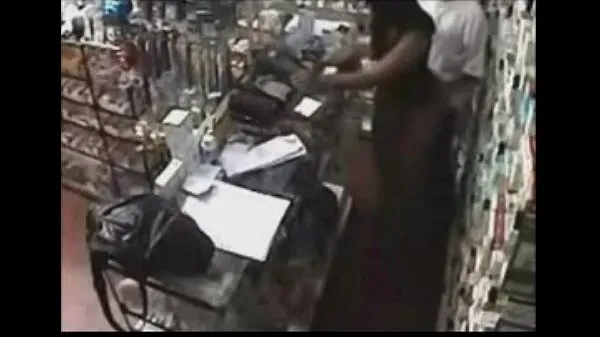 Real ! Employee getting a Blowjob Behind the Counter ڈرائیو موویز دکھائیں