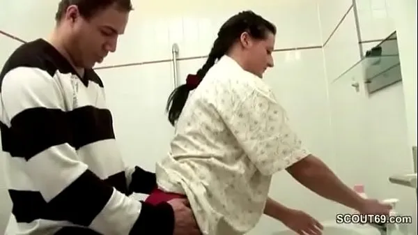 显示German Step-Son Caught Mom in Bathroom and Seduce to Fuck驱动器电影