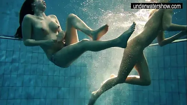 Two sexy amateurs showing their bodies off under water 드라이브 영화 표시