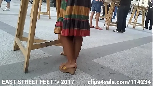 Show Candid Feet - Hottie in Mules drive Movies