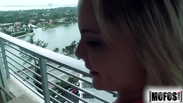 Tampilkan Saving Anal for a (Rainy Day) video starring Holly mendorong Film