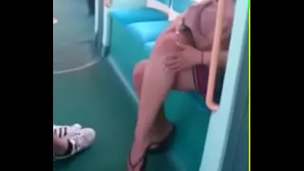 Mostrar Rosto de pés cândidos em pernas de chinelo no trem pornô grátis b8drive Filmes