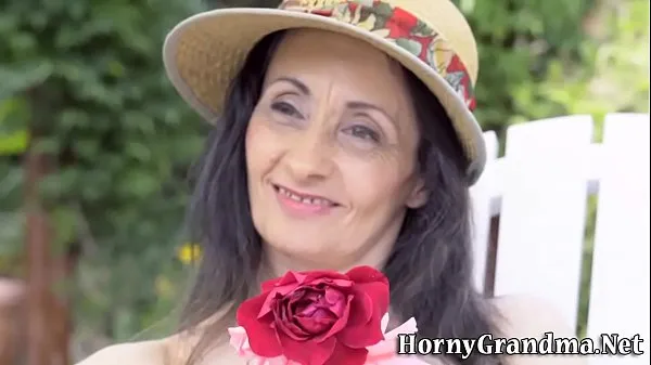 Tampilkan Mature granny facialized mendorong Film