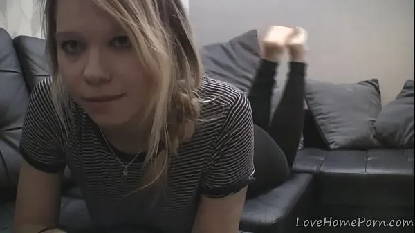 Vis Cute blonde bends over and masturbates on camera drev-film
