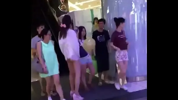 显示Asian Girl in China Taking out Tampon in Public驱动器电影