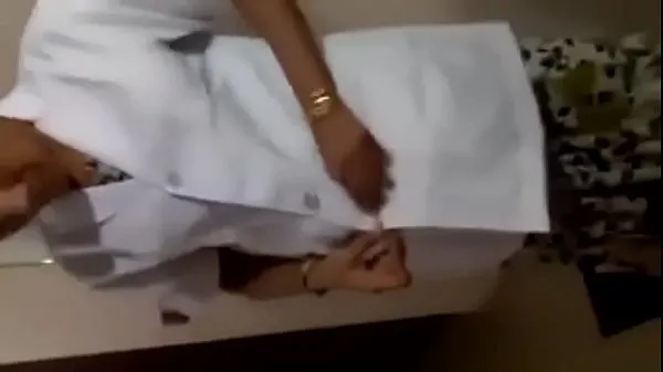 Tampilkan Tamil nurse remove cloths for patients mendorong Film