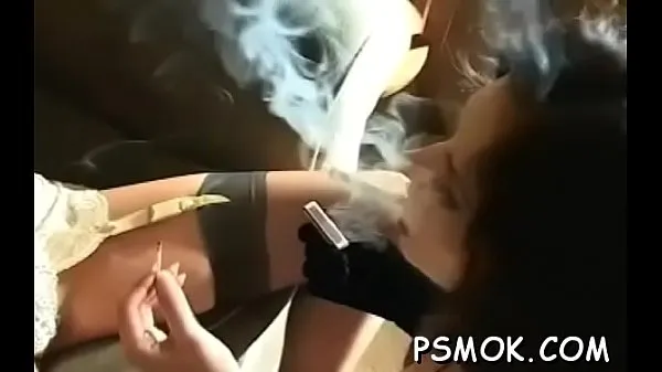 Tampilkan Smoking scene with busty honey mendorong Film