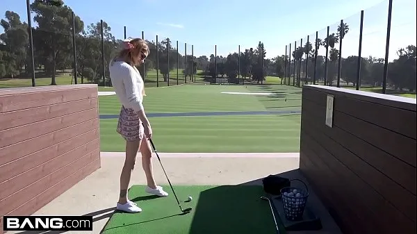 Nadya Nabakova puts her pussy on display at the golf course ड्राइव मूवीज़ दिखाएं