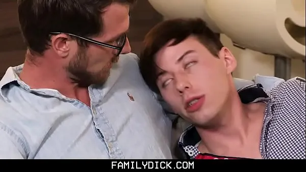 FamilyDick - Hot Teen Takes Giant stepDaddy Cock Drive Filmlerini göster