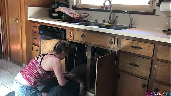 Vis lucky plumber fucked by teen - Erin Electra drev-film