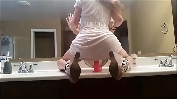 显示Sexy Teen Riding Dildo In The Bathroom To Powerful Orgasm驱动器电影