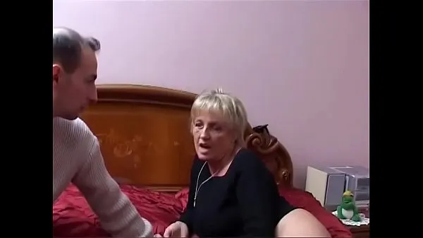 Hiển thị Two mature Italian sluts share the young nephew's cock drive Phim