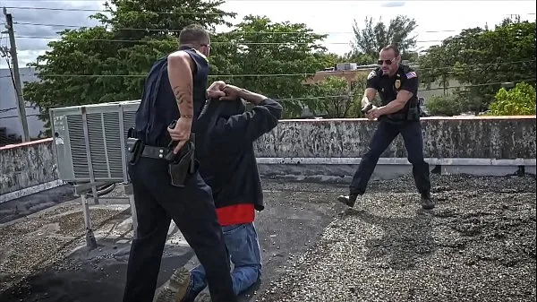 Tampilkan GAYPATROL - Thug Runs Away From The Cops And Gets Caught mendorong Film