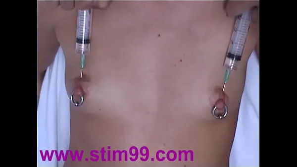 显示Injection Saline in Breast Nipples Pumping Tits & Vibrator驱动器电影