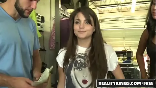 Εμφάνιση ταινιών Cute teen (Cara Swank) and her friend share a dick for a lil cash - Reality Kings drive