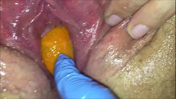 Hiển thị Tight pussy milf gets her pussy destroyed with a orange and big apple popping it out of her tight hole making her squirt drive Phim