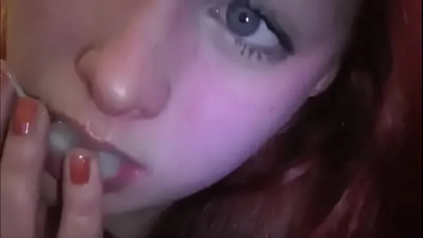 Vis Married redhead playing with cum in her mouth drive-filmer