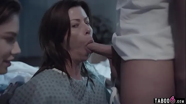 แสดง Huge boobs troubled MILF in a 3some with hospital staff ขับเคลื่อนภาพยนตร์