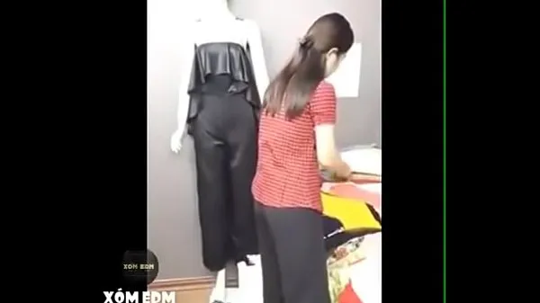 Beautiful girls try out clothes and show off breasts before webcam ड्राइव मूवीज़ दिखाएं