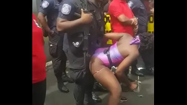 显示Popozuda Negra Sarrando at Police in Street Event驱动器电影