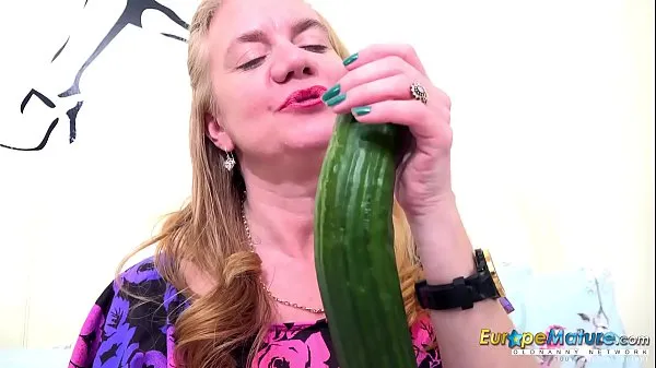 Näytä EuropeMaturE One Mature Her Cucumber and Her Toy drive-elokuvat