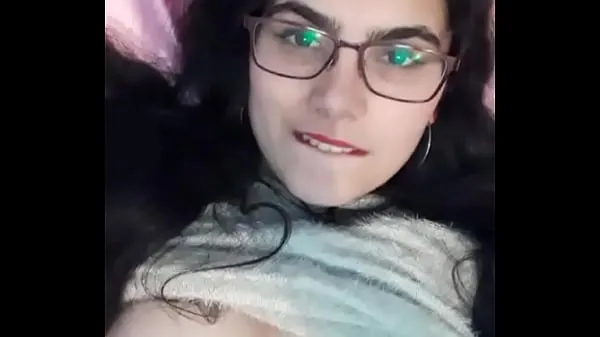 Vis Nymphet little bitch showing her breasts drev-film
