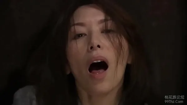 显示Japanese wife masturbating when catching two strangers驱动器电影