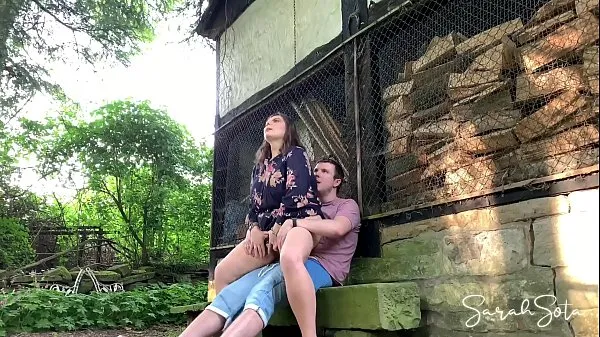 Vis Outdoor sex at an abondand farm - she rides his dick pretty good drev-film
