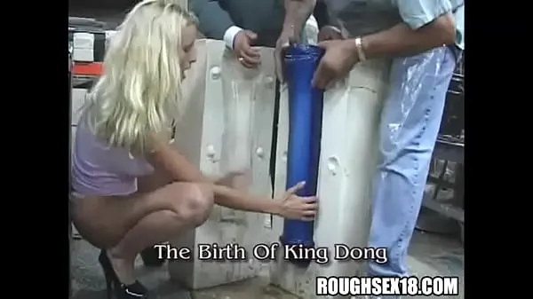 Blonde babe gets a giant dildo in the mail 드라이브 영화 표시