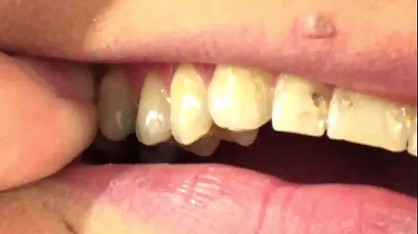 แสดง Mouth Vore Close Up Of Fifi Foxx Eating Gummy Bears ขับเคลื่อนภาพยนตร์