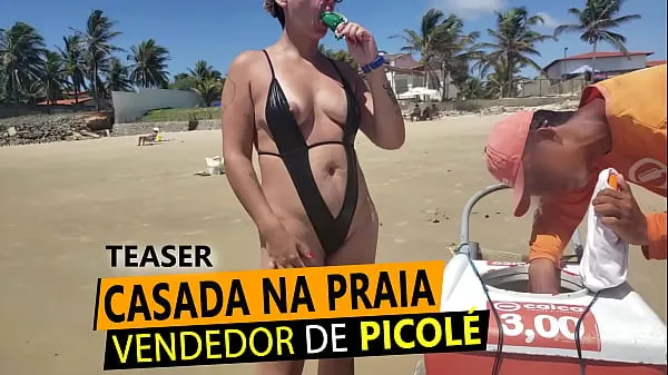 Visa Casada Safada de Maio slapped in the ass showing off to an cream seller on the northeast beach drivfilmer