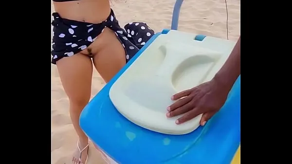 显示The couple went to the beach to get ready with the popsicle seller João Pessoa Luana Kazaki驱动器电影