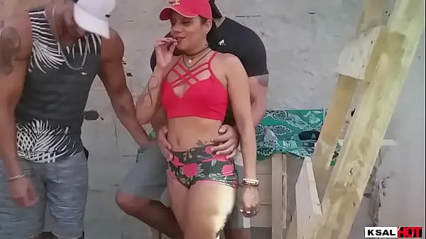 Mostrar Ksal Hot and his friend Pitbull porn try to break into a house under construction to fuck, but the mosquitoes fucked with themdrive Filmes