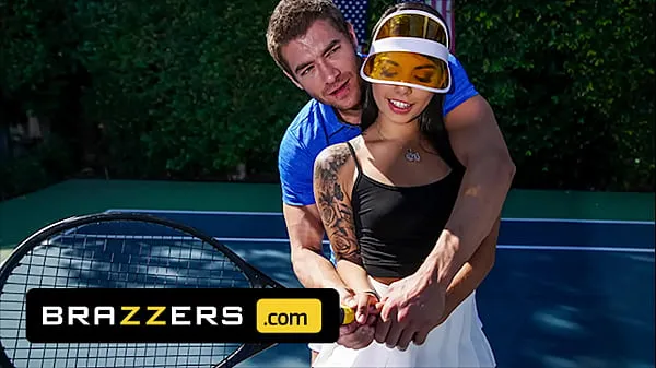 Xander Corvus) Massages (Gina Valentinas) Foot To Ease Her Pain They End Up Fucking - Brazzers ڈرائیو موویز دکھائیں