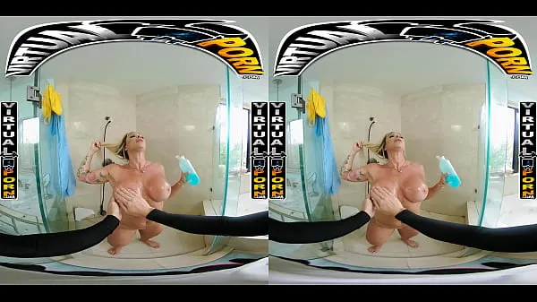 显示Busty Blonde MILF Robbin Banx Seduces Step Son In Shower驱动器电影