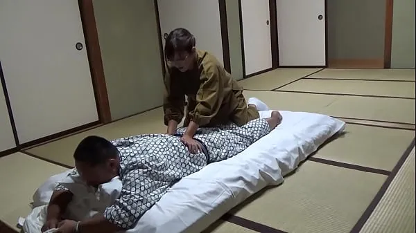 Tampilkan Seducing a Waitress Who Came to Lay Out a Futon at a Hot Spring Inn and Had Sex With Her! The Whole Thing Was Secretly Caught on Camera in the Room mendorong Film