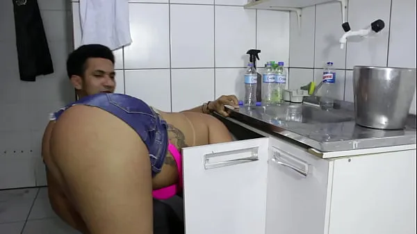 Show The cocky plumber stuck the pipe in the ass of the naughty rabetão. Victoria Dias and Mr Rola drive Movies