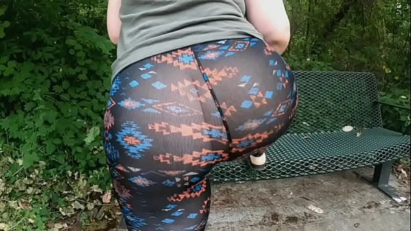 Tunjukkan Mom Huge Ass See Thru Leggings Public Trail Filem drive