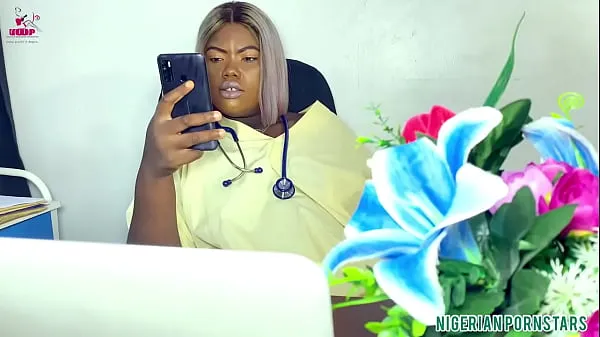 显示Lazy Nurse Enjoy Nigerian Big Black Dick驱动器电影