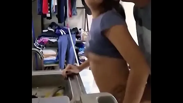 Tampilkan Cute amateur Mexican girl is fucked while doing the dishes mendorong Film