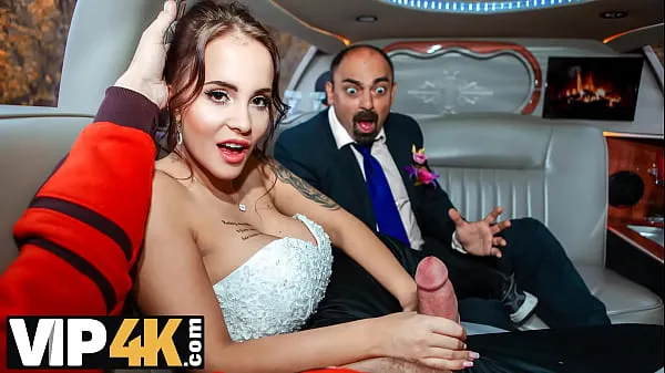 Pokaż filmy z VIP4K. Random passerby scores luxurious bride in the wedding limo jazdy