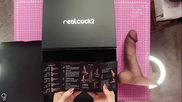 Tampilkan Unboxing - World's Most Realistic Dildo RealCock2 from RealDoll mendorong Film