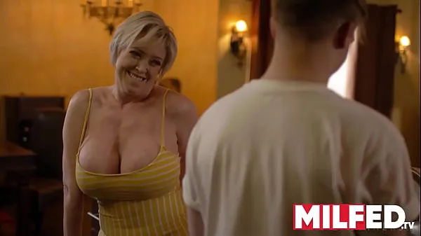 عرض Mother-in-law Seduces him with her HUGE Tits (Dee Williams) — MILFED أفلام Drive