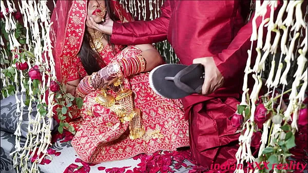 Показать Индийский свадебный медовый месяц Shaadi Suhagrat XXX Chudai на хинди фильмы с диска