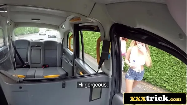 Vis Two Horny UK Sluts Double-Team Older London Taxi Driver drev-film