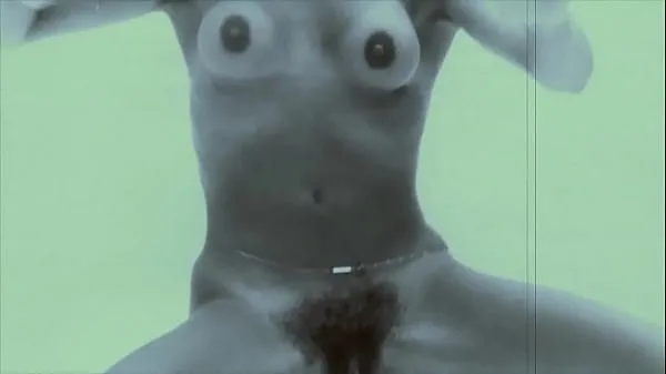 Tampilkan Vintage Underwater Nudes mendorong Film