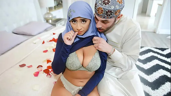 显示Arab Husband Trying to Impregnate His Hijab Wife - HijabLust驱动器电影